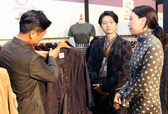 9일 신세계백화점 본점 문화홀에서 진행된 'S-파트너스' 행사에서 최종 컨벤션에 선정된 사업자가 심사위원에게 상품을 소개하고 있다.  신세계 제공